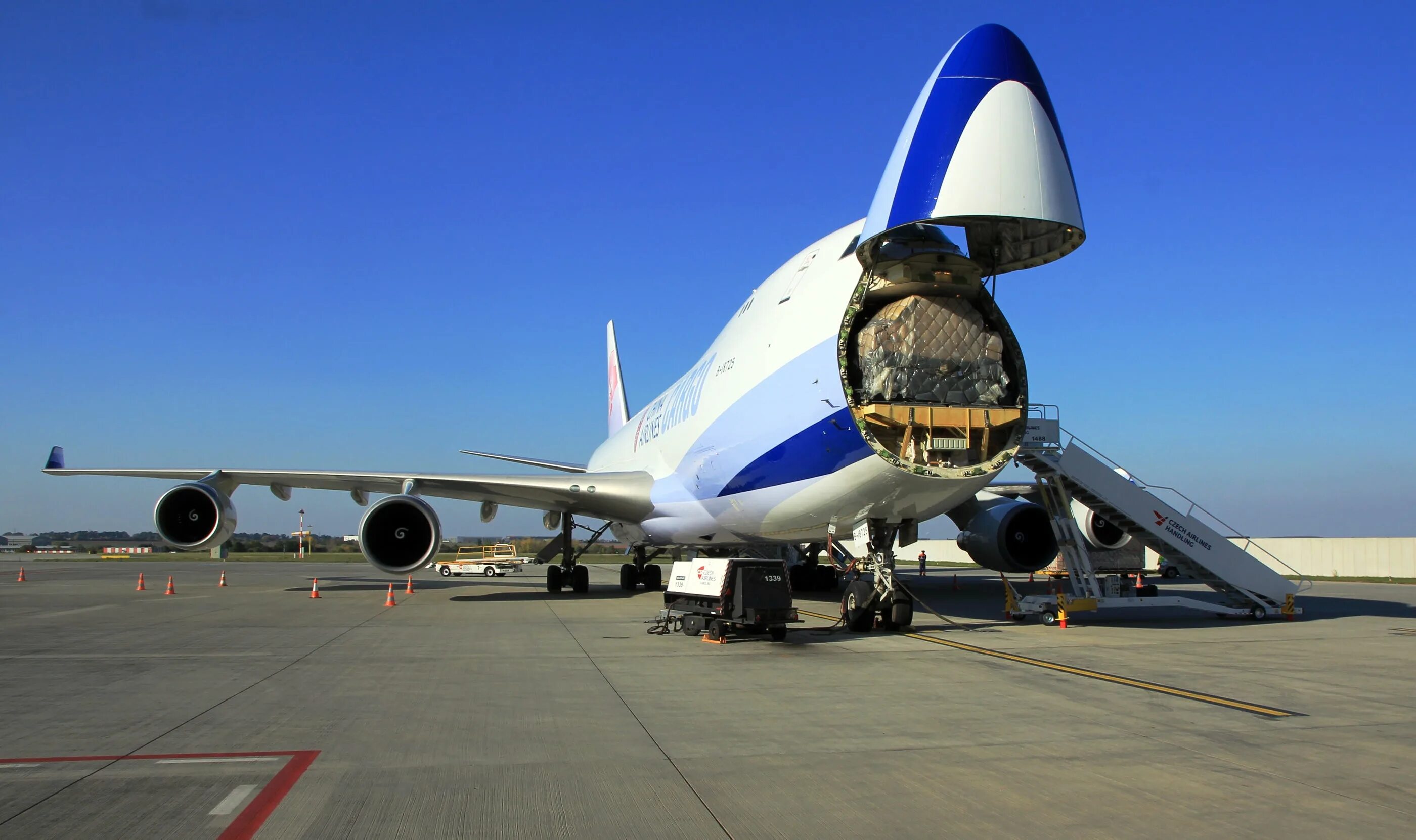 Jumbo jet. Boeing 747 джамбо. Боинг 747 Cargo. Боинг 747 400 джамбо Джет. Грузовой самолет Боинг 747.