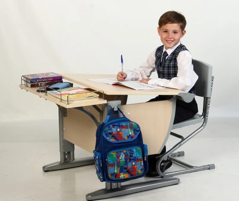 парты в школе. школа парта учителя. парты в японских школах. ученик под партой. ученик под партой.