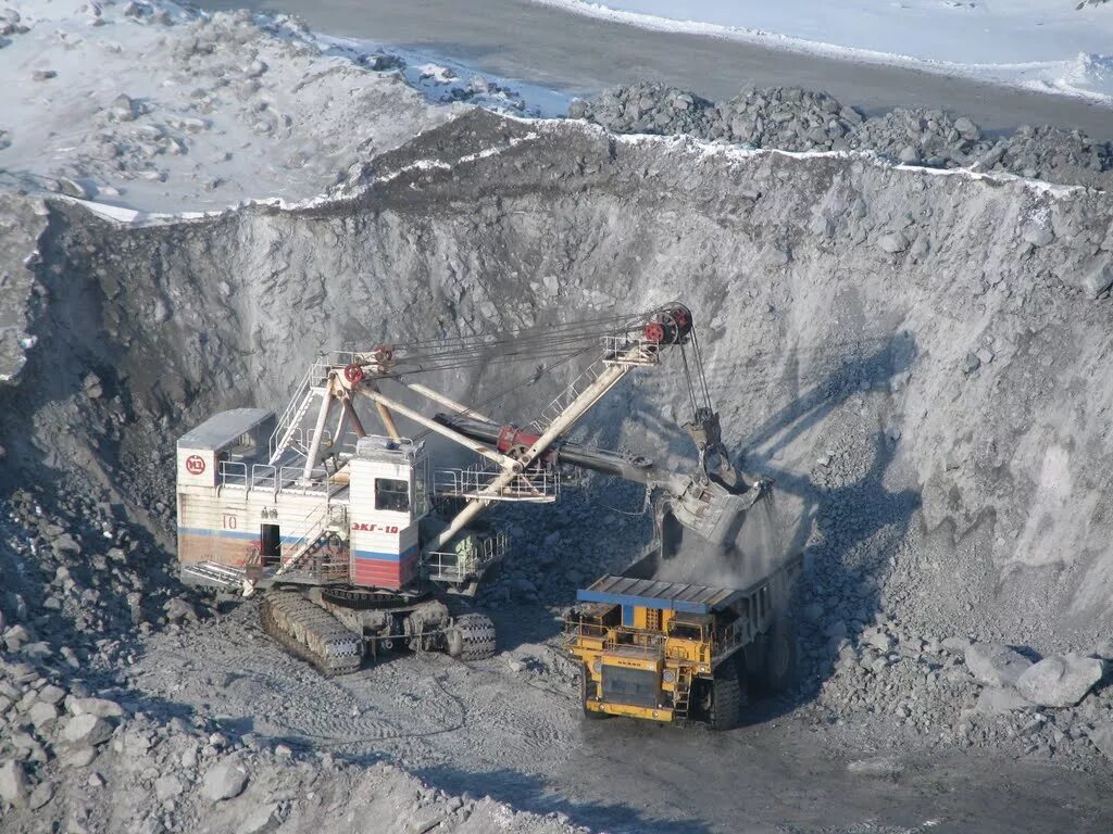 Construction background. Безопасность в карьере. Quarry worker. Опасности в карьерах. Инженер в карьере.