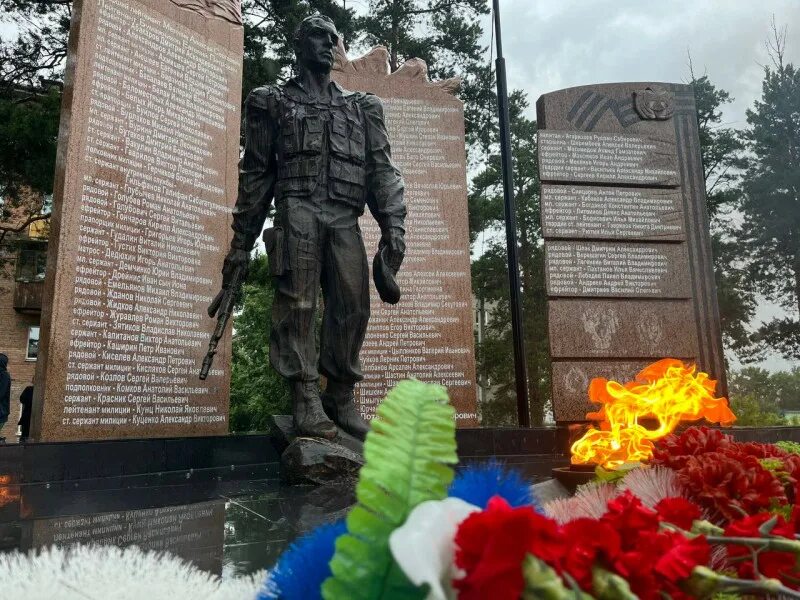 Памятник ветеранам. Памятники ветеранов. Памятник участникам боевых действий. Памятник участникам боевых действий. Памятник ветеранам боевых действий ковров.
