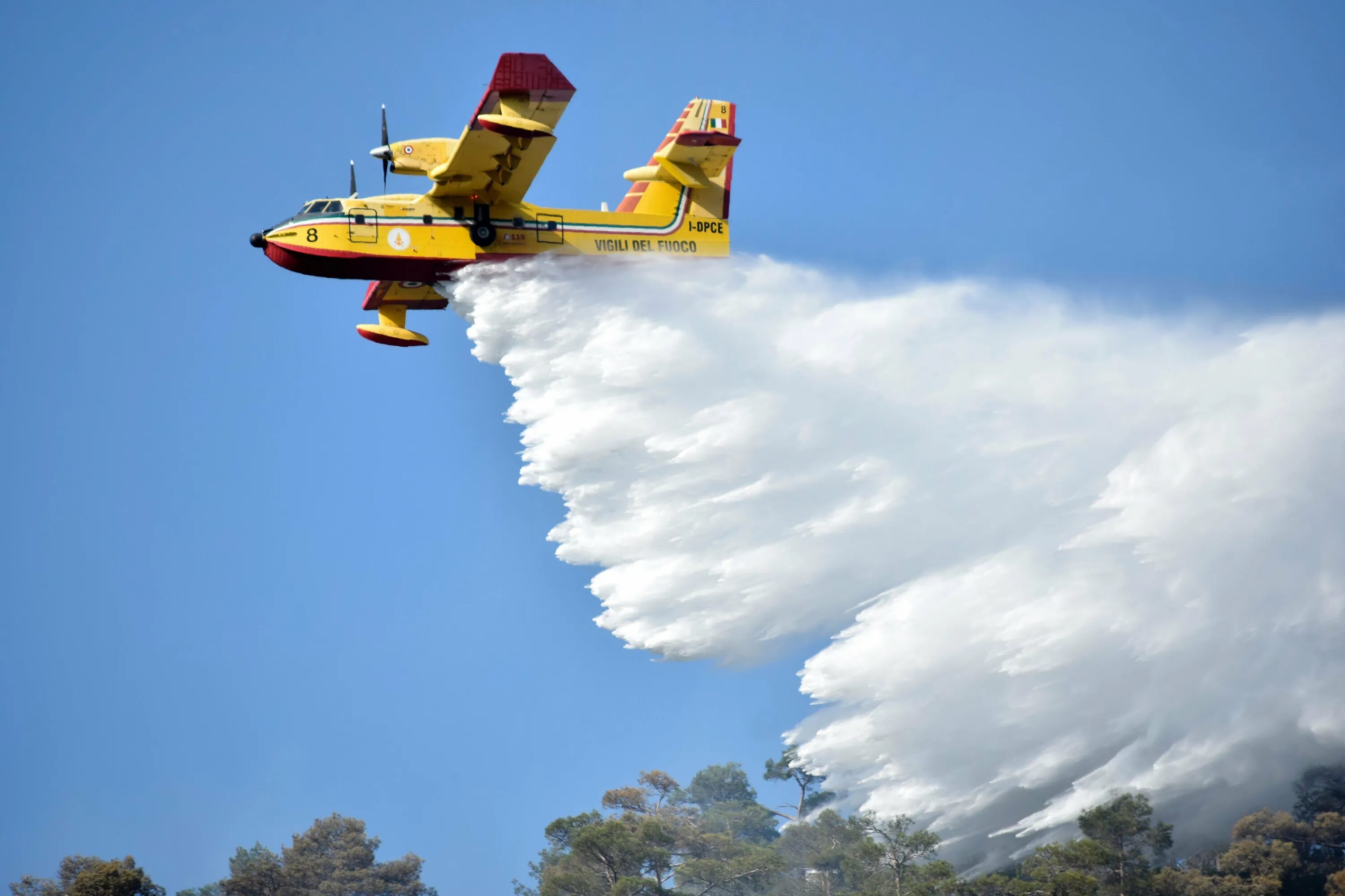 В каком году появились пожарные самолеты. Пожарный самолет. Жёлтая пожарные самолёты. Самый большой пожарный самолет.