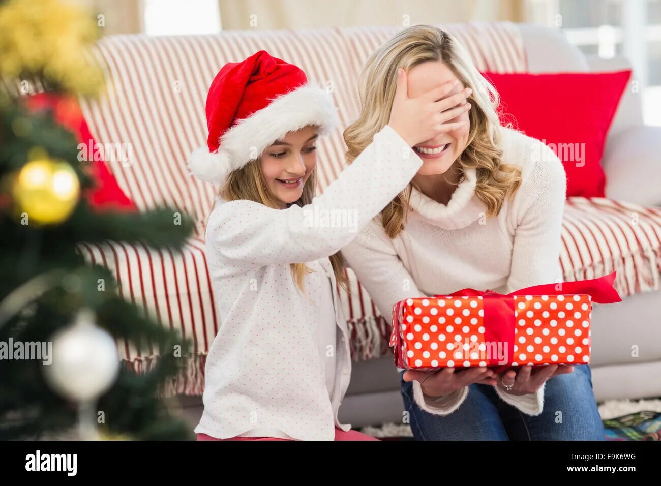 We give presents to our friends christmas. Gifts from girlfriends. Give presents for christmas. We give presents to our friends christmas. Подарок без повода.