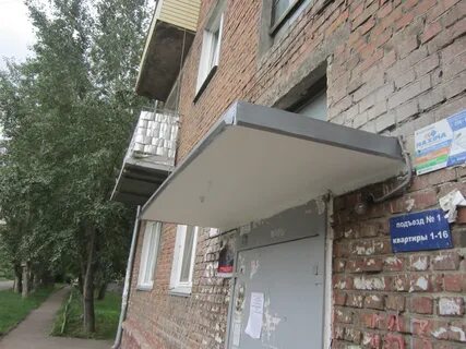 Козырек над входом многоквартирного дома