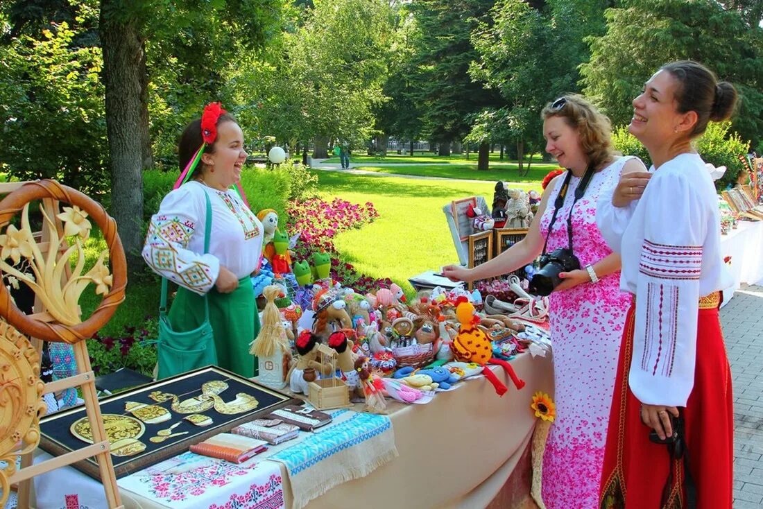 Фестиваль промыслов. Фестиваль народных промыслов и ремесел. Ярмарка в народном стиле. Ярмарка народных промыслов. Ярмарка в русском народном стиле.