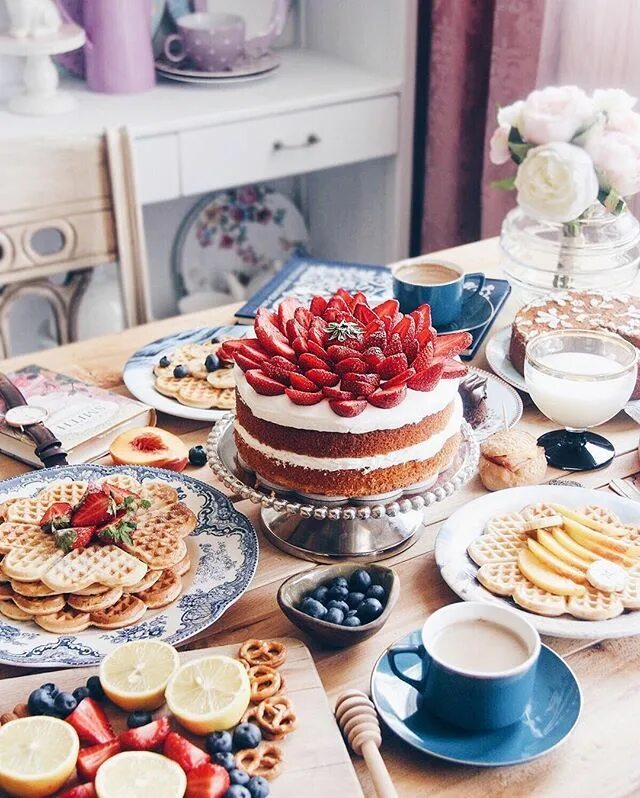 There is some cake. Тортик на завтрак. Уютный стол на кухне с тортом. Утро завтрак торт. Сладости на столе на кухне.