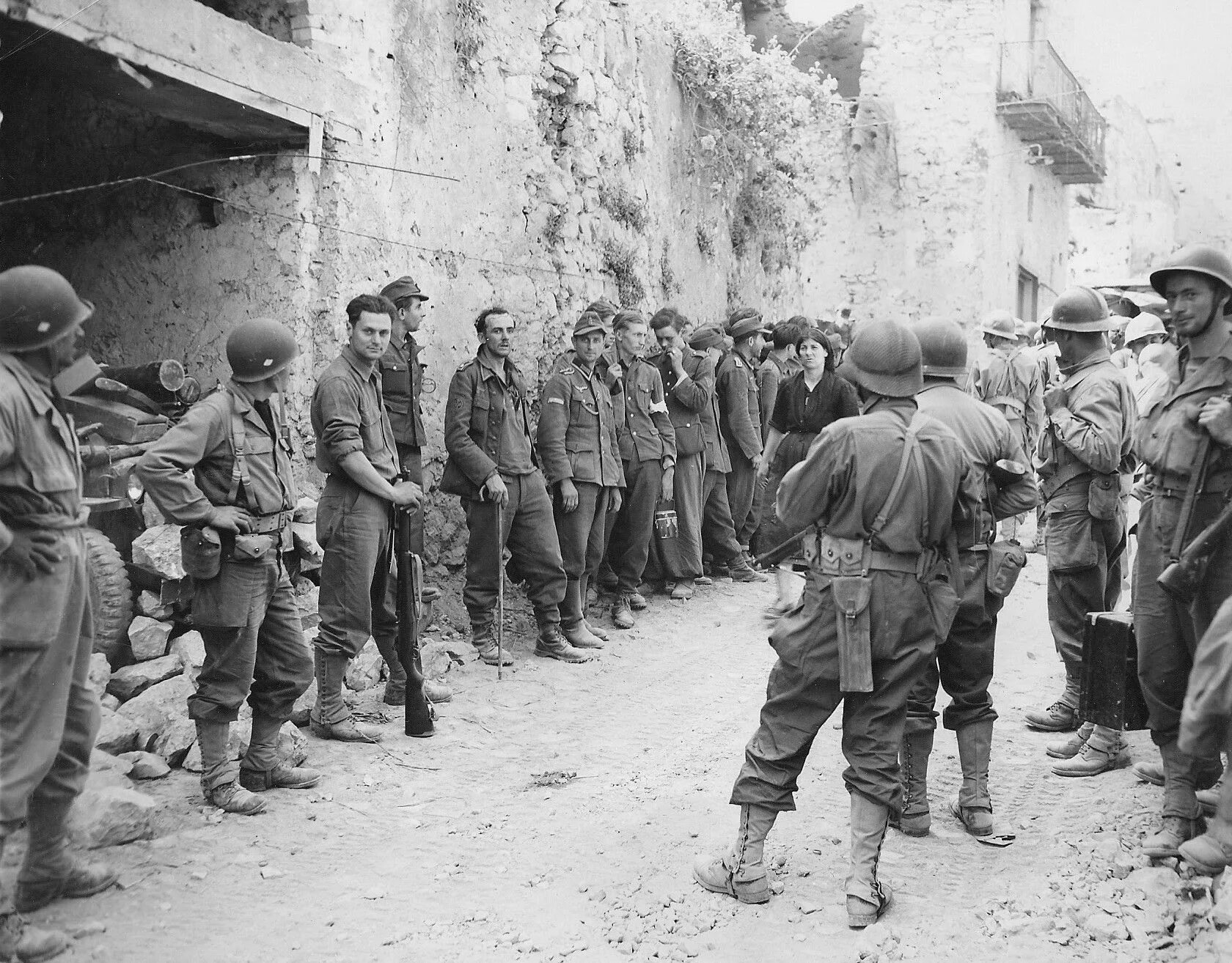 Попадет в плен к французам. Пленные немецкие солдаты 1944. Советские солдаты в Италии 1943. Итальянские солдаты 1943 год плен.