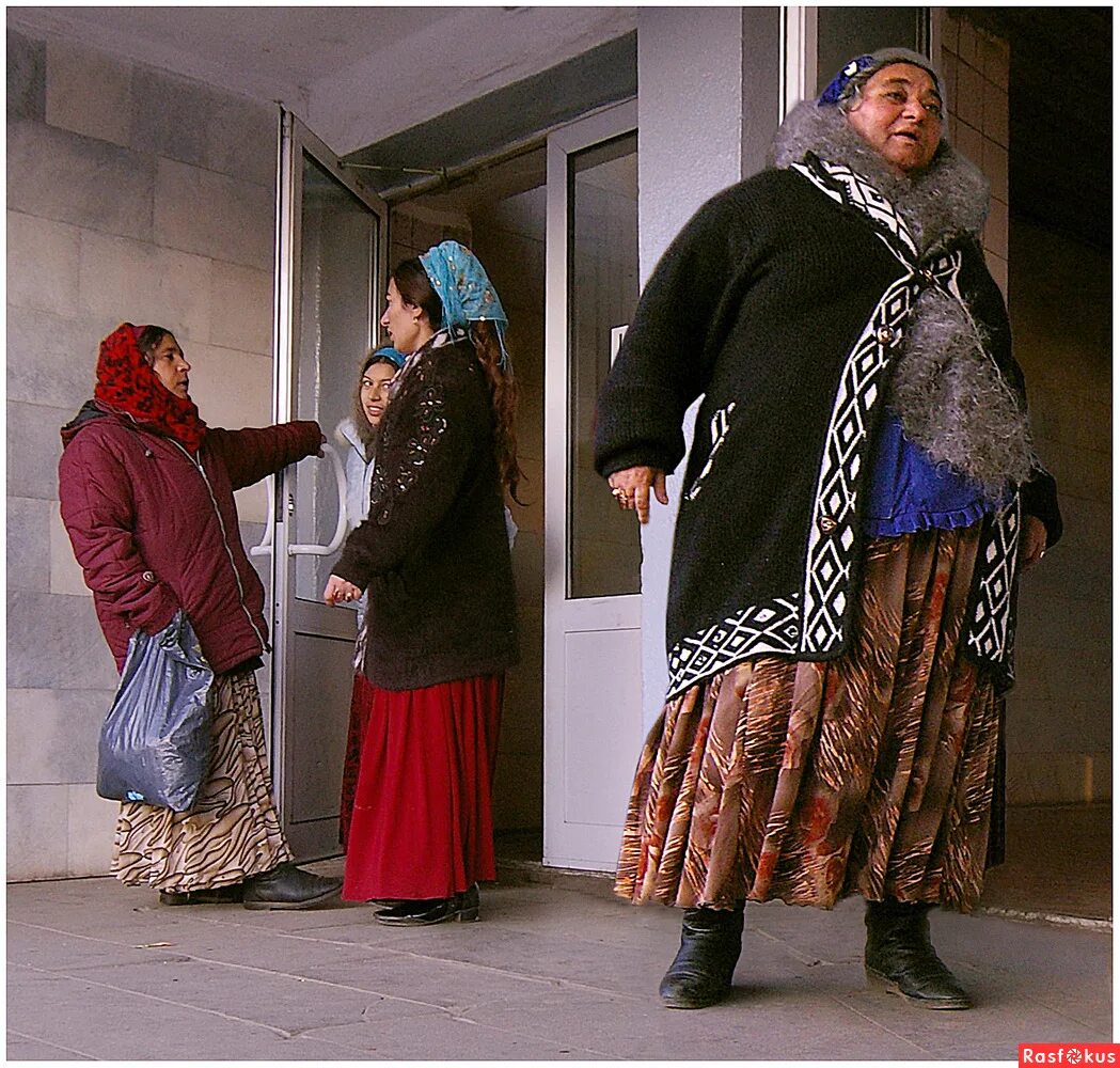 кассир цыган. кража в ювелирном магазине. цыгане в магазине. девочка ворует в магазине. цыгане в магазине тыря.