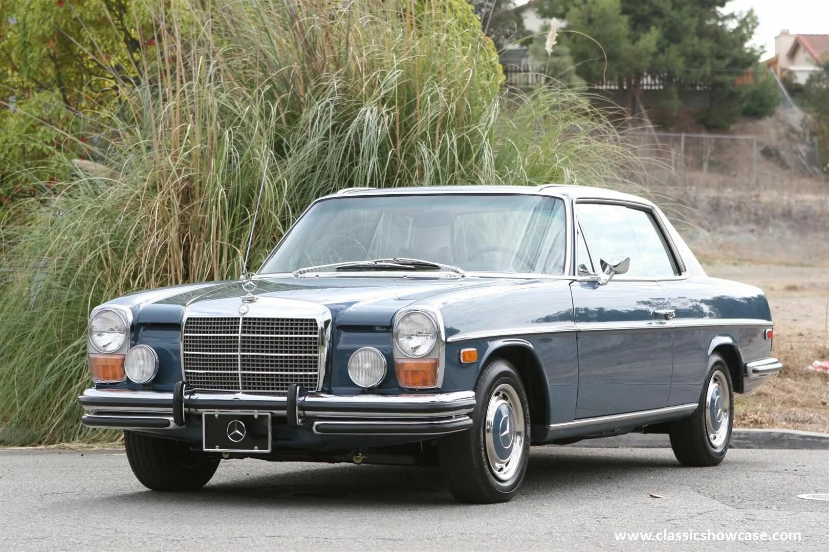 Купить старый мерседес. Mercedes Benz w114 250c. Мерс 1972. Мерседес 1972. Mercedes 250c старый.