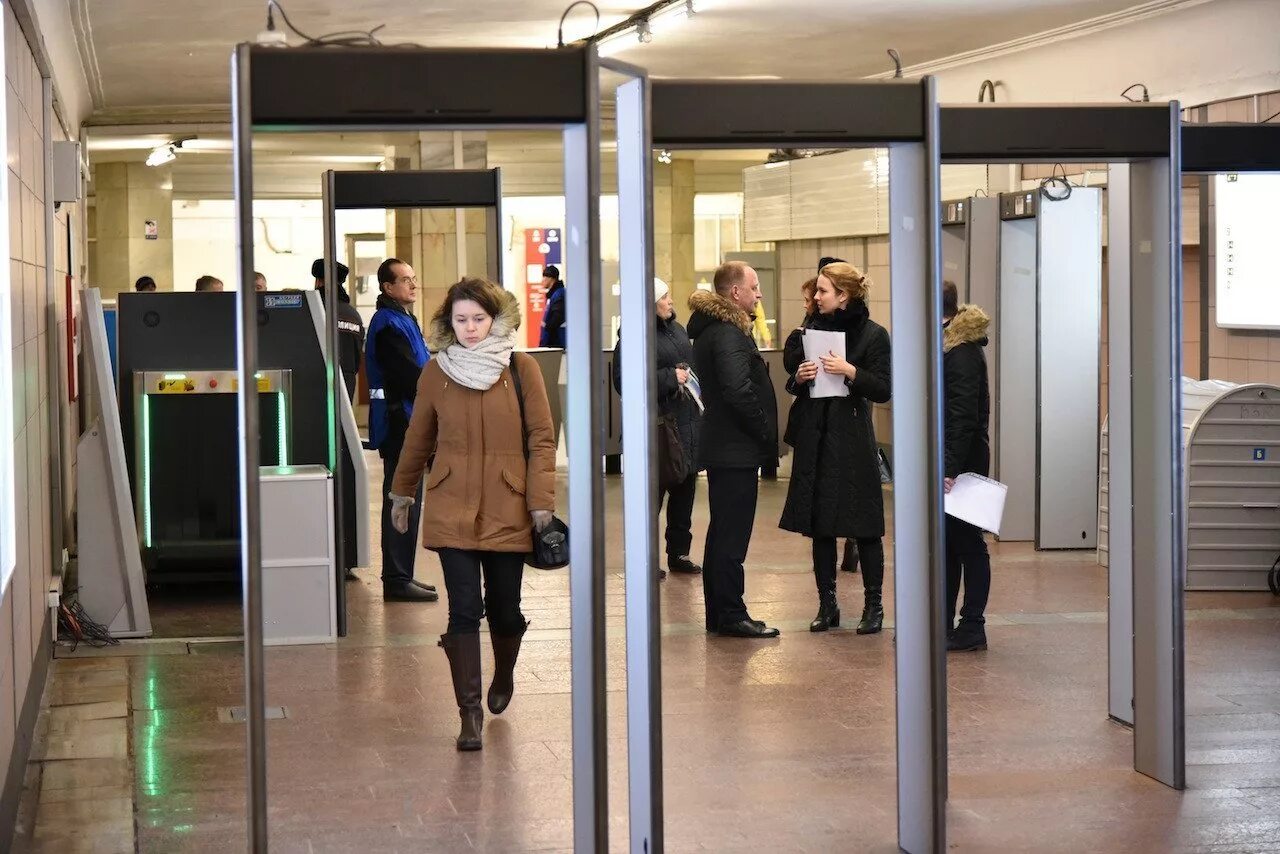 Рамки досмотра. Досмотровая зона Московского метрополитена. Московский метрополитен рамка металлодетектора. Металлодетекторы в аэропорту. Металлоискатели на вокзале.