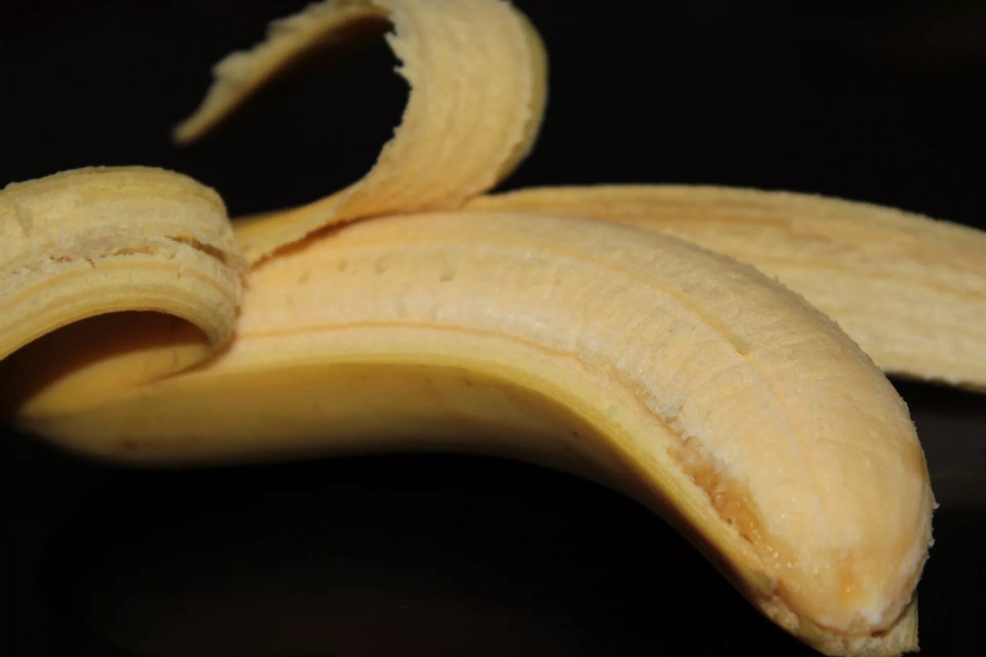 Жесткая кожура. Банан. Банан очищенный. Банан без кожуры. Кожура банана.