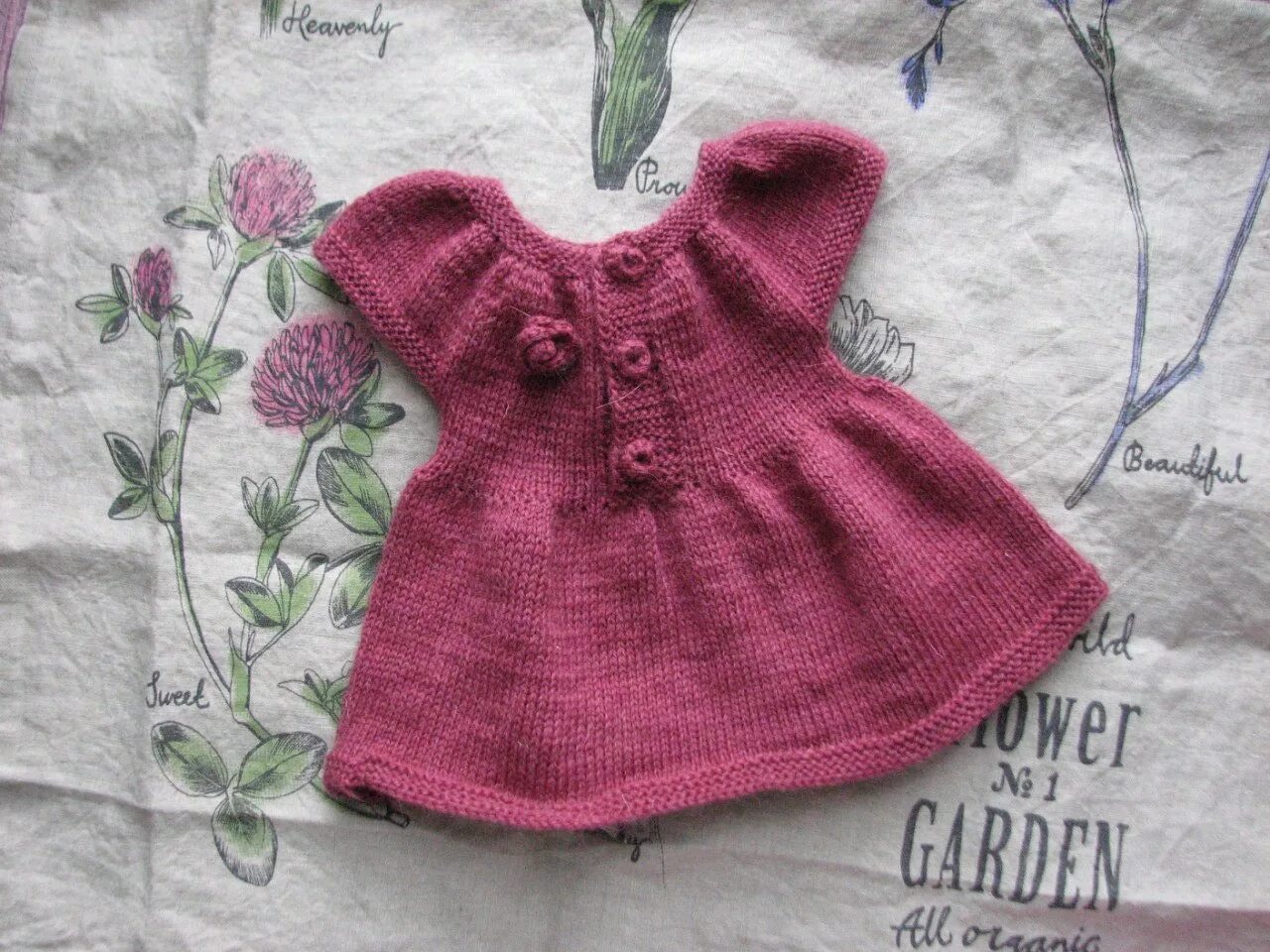 детское платье реглан спицами. вязаная жилетка для девочки. платье с кокеткой спицами для девочки. платье для девочки реглан сверху. вязаные платья для девочек регланом.