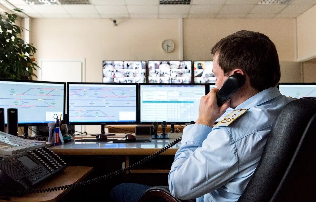 Специальность для диспетчера. Диспетчер 3 класс окружающий. Определение слова диспетчер. Рабочее место поездного диспетчера. Рабочее место энергодиспетчера.