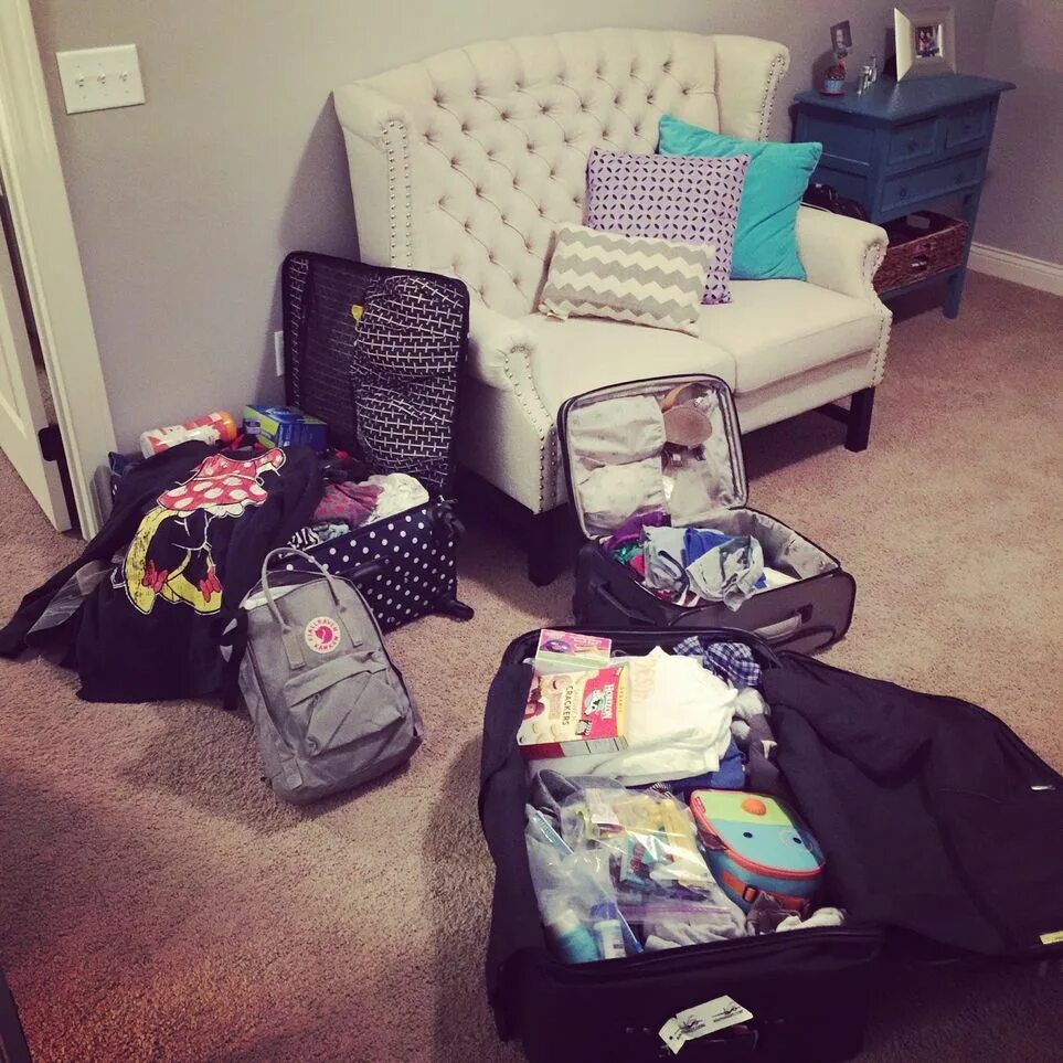 Чемодан в комнате. Чемодан с вещами. Собранные чемоданы. Собранные чемоданы с вещами.