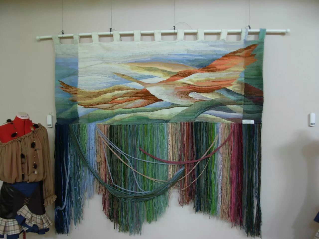 Мастер гобеленов. Современный гобелен. Искусство гобелена. Интересные гобелены. Объемный гобелен юрия овсепяна.