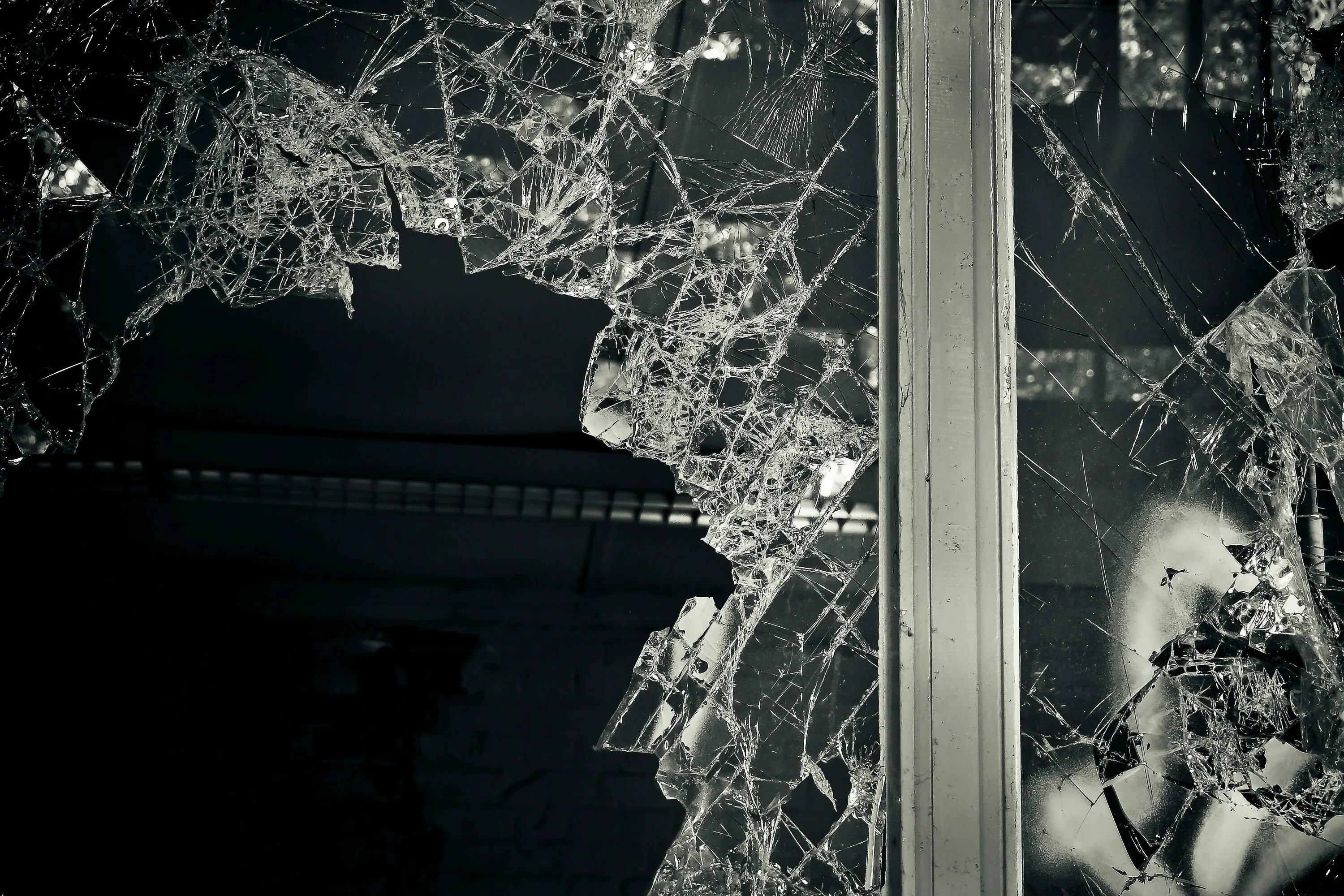 Разбитое окно. Разбитые окна. Разбитое стекло в окне. Разбитый стеклопакет.