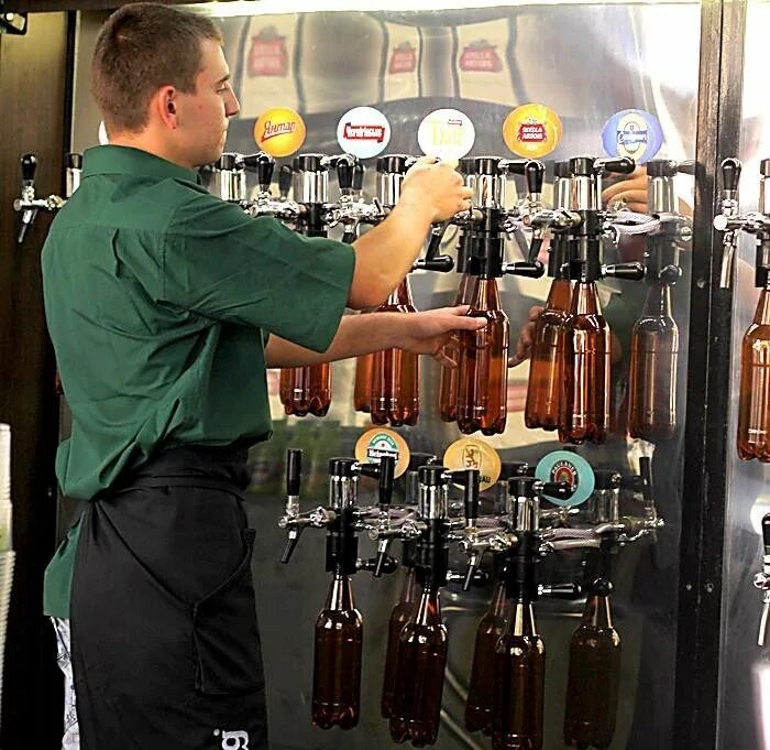 Работа в пивном магазине. Продавец в магазин разливных напитков. Пиво наливают. Продавец пива на розлив. Работа в пивном магазине.