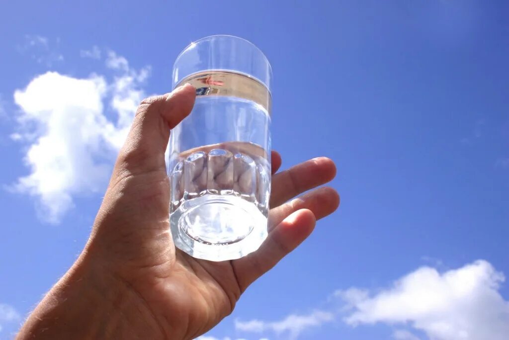 Стакан питьевой воды. Стакан воды в руке. Стакан в руке. Полный стакан воды. Чистая вода.