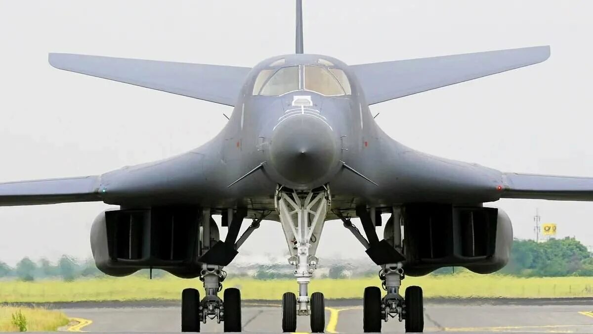 B1b бомбардировщик. Rockwell b-1b Lancer. Rockwell b-1 Lancer бомбардировщики. B1 Lancer. B-1 "Лансер".