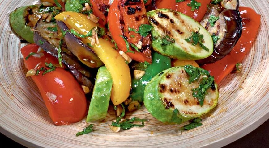Салат с жареными кабачками. Салат с печеными баклажанами. Баклажанное соте. Салат с хрустящими баклажанами по грузински. Салат с кабачками баклажанами перцем.
