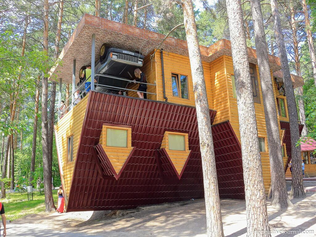 Дом перевертыш в новосибирске. Новосибирский зоопарк новосибирск. Новосибирский зоопарк фонтан. Сцена в новосибирском зоопарке. Площадь зоопарка в новосибирске.