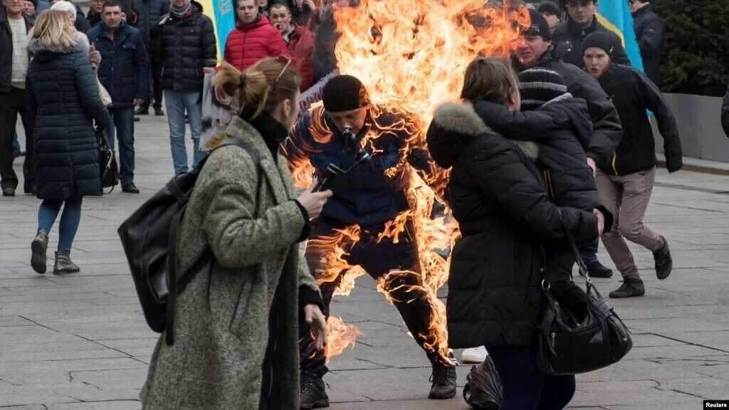 26 февраля мужчина. Публичное самосожжение. Мужчина поджег себя на митинге.