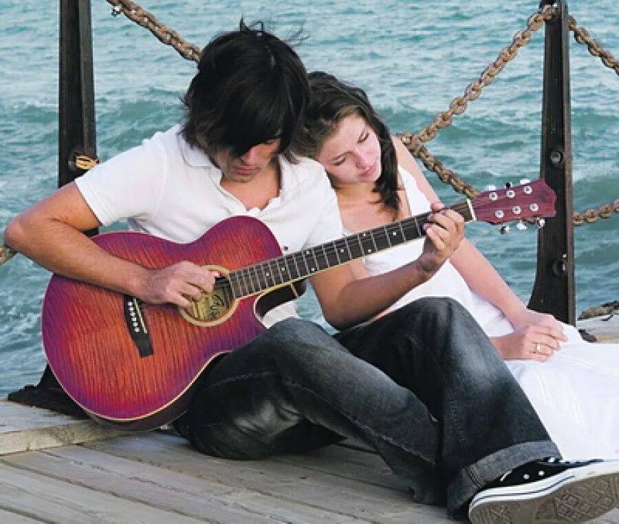 Парень любит петь. Парень любит петь. Парень любит петь. Гитара картинки. Влюбленные с гитарой.