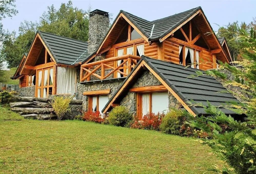 Стоят три дома деревянный. Крыши деревянных домов. Красивые крыши. Красивые крыши деревянных домов. Крыша из дерева.