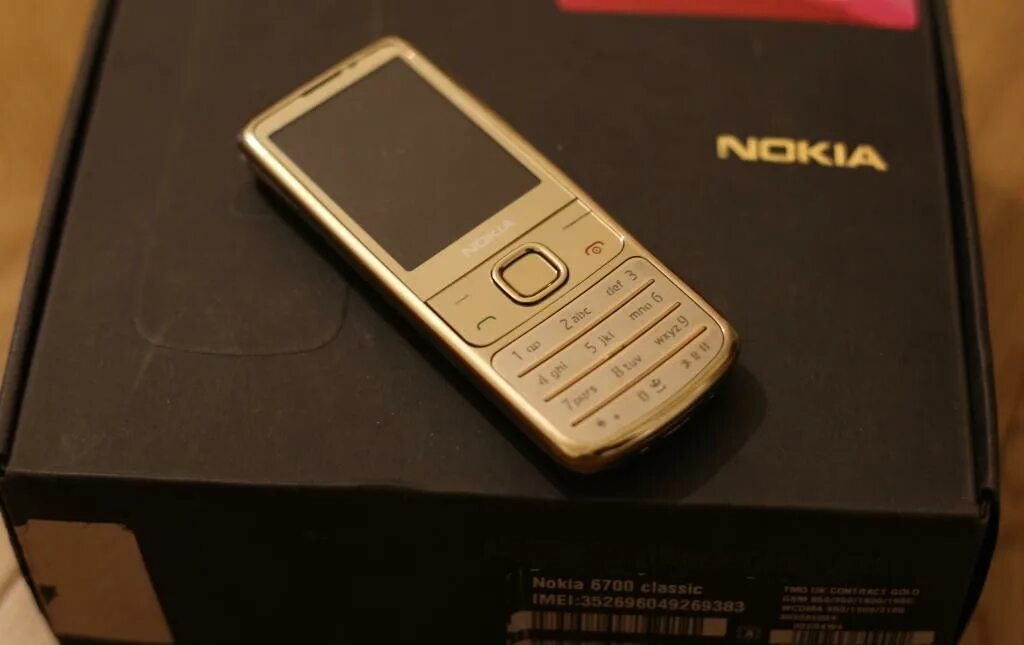 Телефоны цена 3000. Нокиа 6700 Классик Голд. Nokia 6700 Classic Gold Edition. Кнопочные телефоны нокия 6700 золотой.. Nokia 6700 Classic коробка.