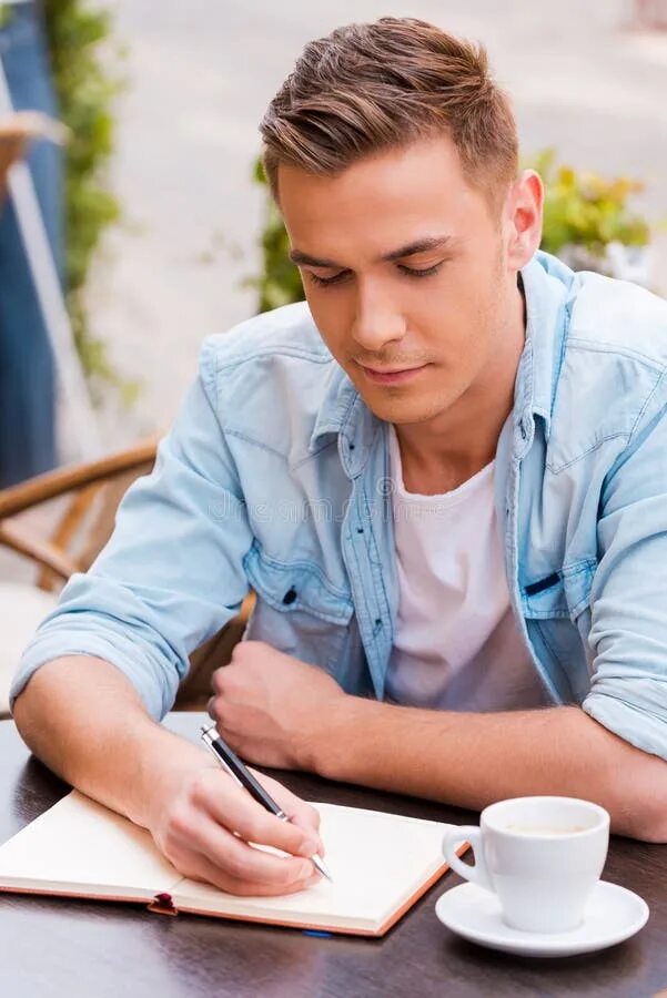 Сайт пишет сам. Человек пишет в блокноте. Человек сидит дома и пишет сайт. Человек пишет сам себе. Фото человек пишет сам себе.