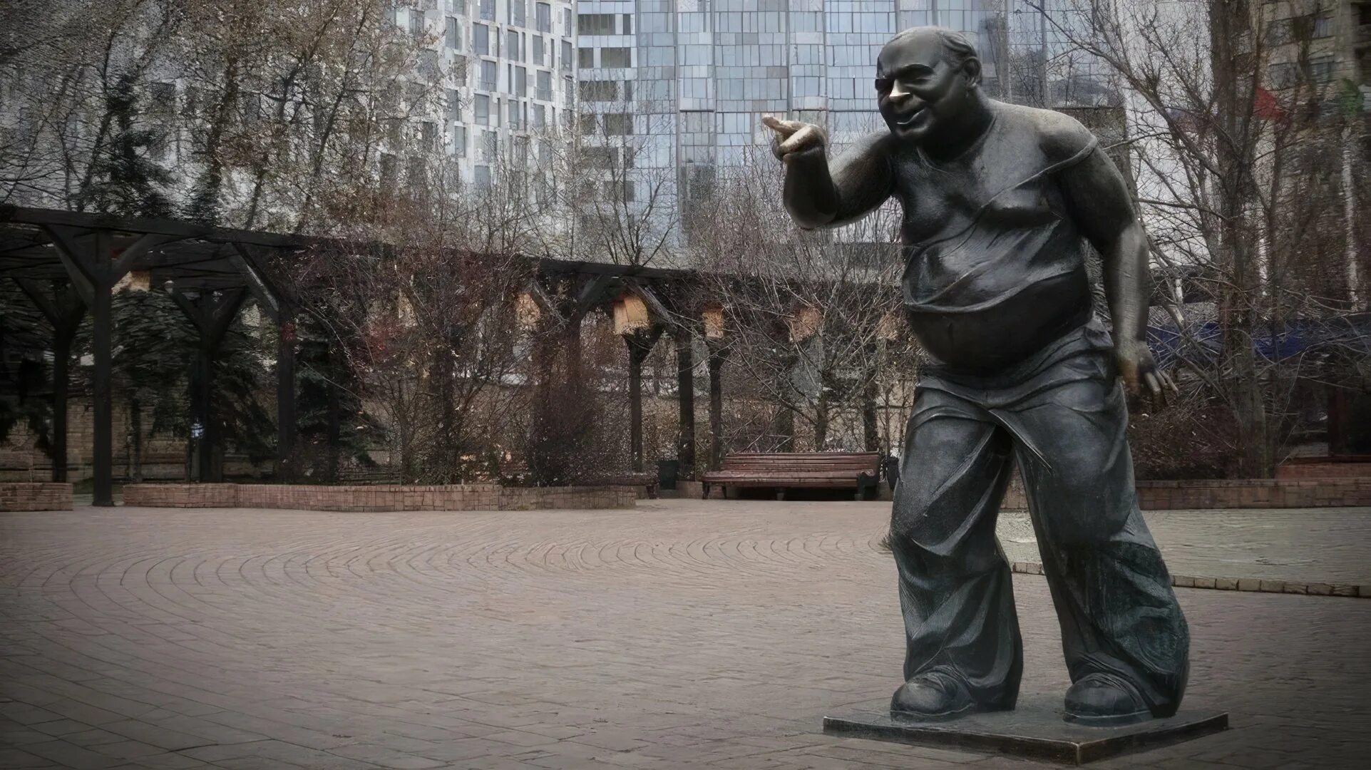 Памятник леонову в москве. Памятник доценту на мосфильмовской. Памятник моргалы выколю. Памятник евгению леонову на мосфильмовской. Памятник евгению леонову мосфильмовская улица.