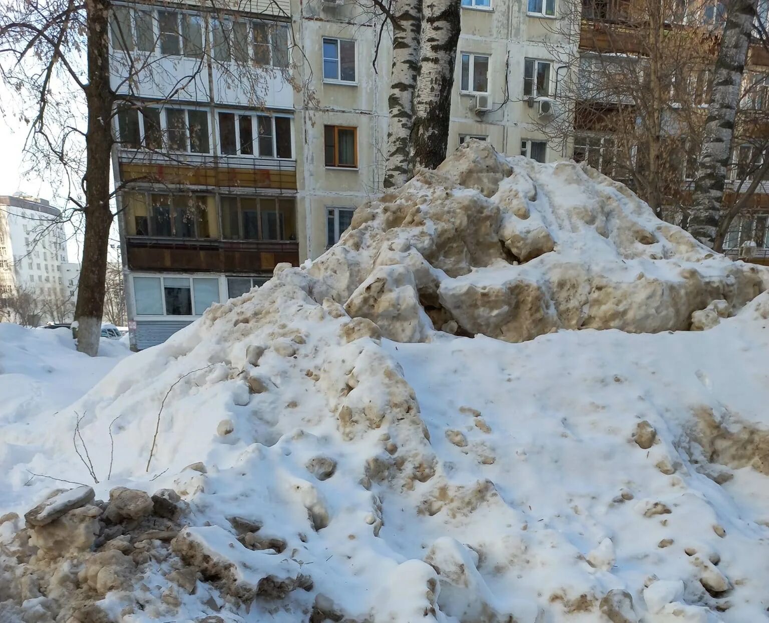 Двор многоэтажки снег. Вывоз снега с придомовой территории. Придомовые территории зимой злобные. Снег не вывозят. Говорящий сугроб