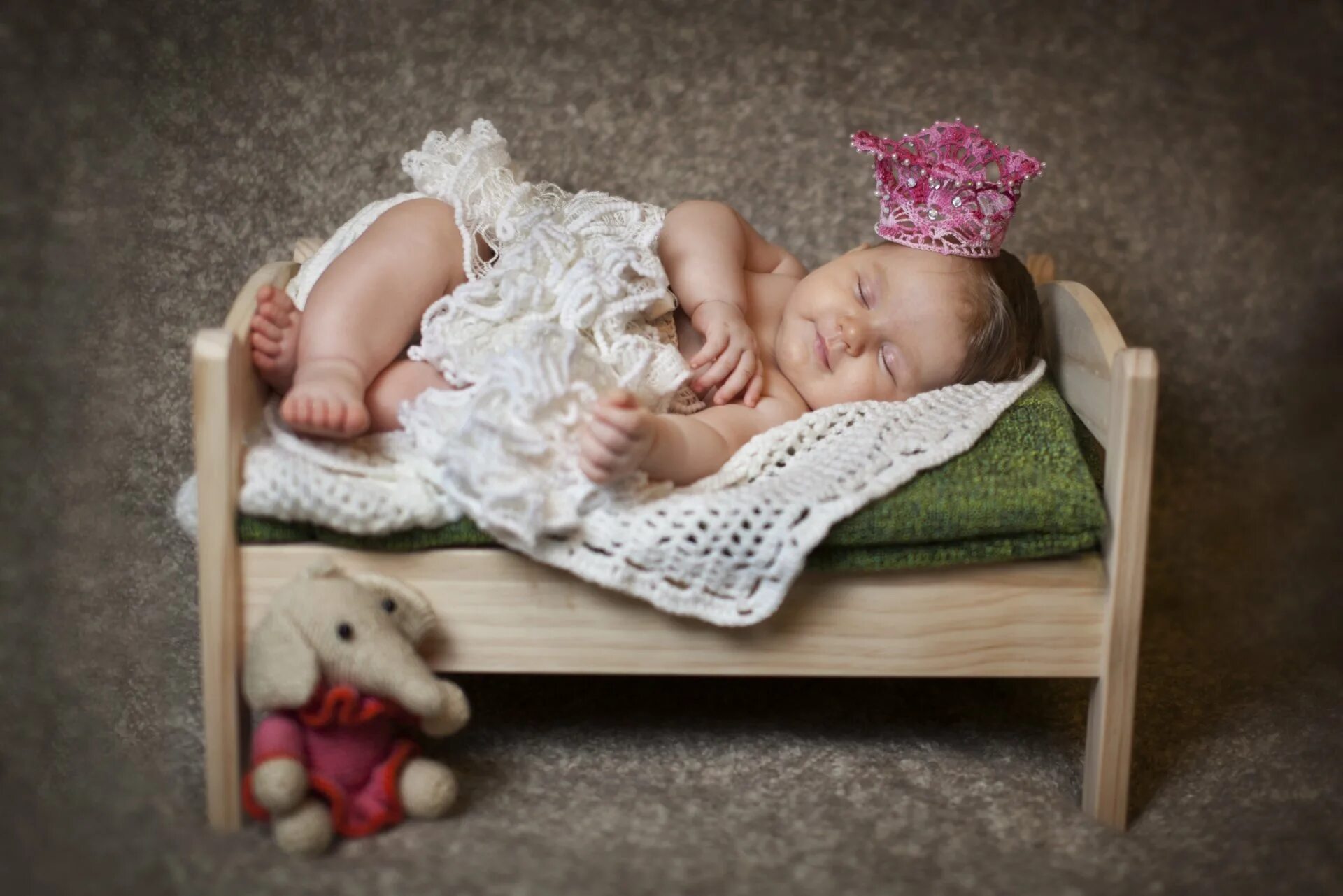 Спящие малыши в кроватке. Фотосессия младенцев. Фотосессия с новорожденным.