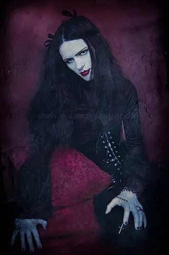 Эмо против готов. Goths субкультура. Готы субкультура мартиша. Девушка гот. Современные готы.