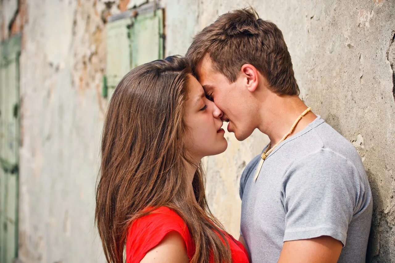 Мужчина не целует в губы. Парень и девушка. Молодая пара. Поцелуй парня и девушки. Молодые пары.