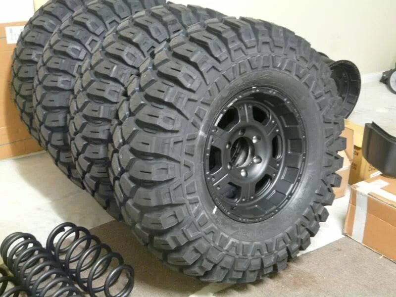 Купить резину грязевая р16. Maxxis m8090. Maxxis m8090 creepy Crawler 255/85-16. 33/12,5/15 Максис. Шины Crawler lt Maxxis.