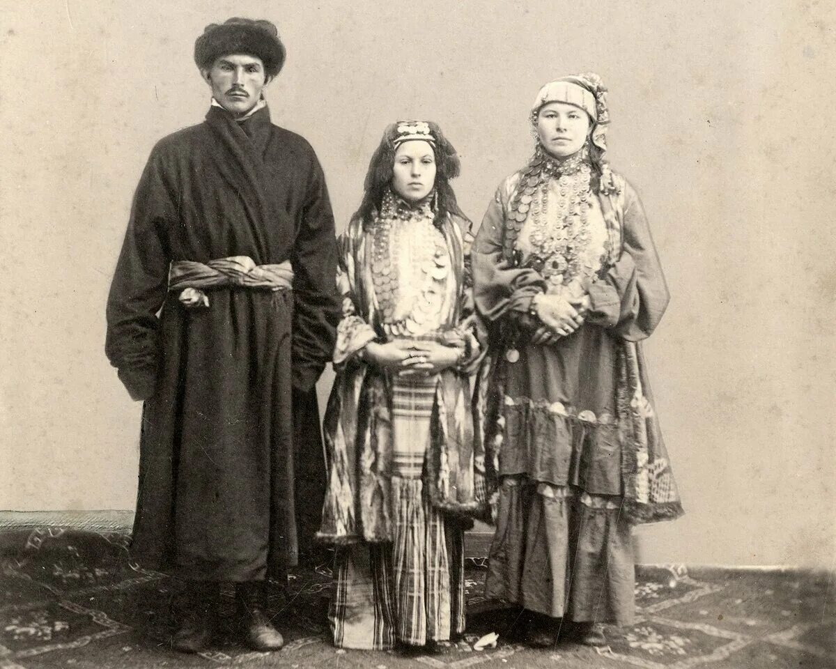 Поволжские татары 19 века. Татары казани история. Поволжские татары. Татары казань национальный костюм. Национальная одежда казанских татар.