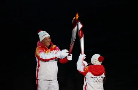 Кто зажигает олимпийский огонь на церемонии открытия