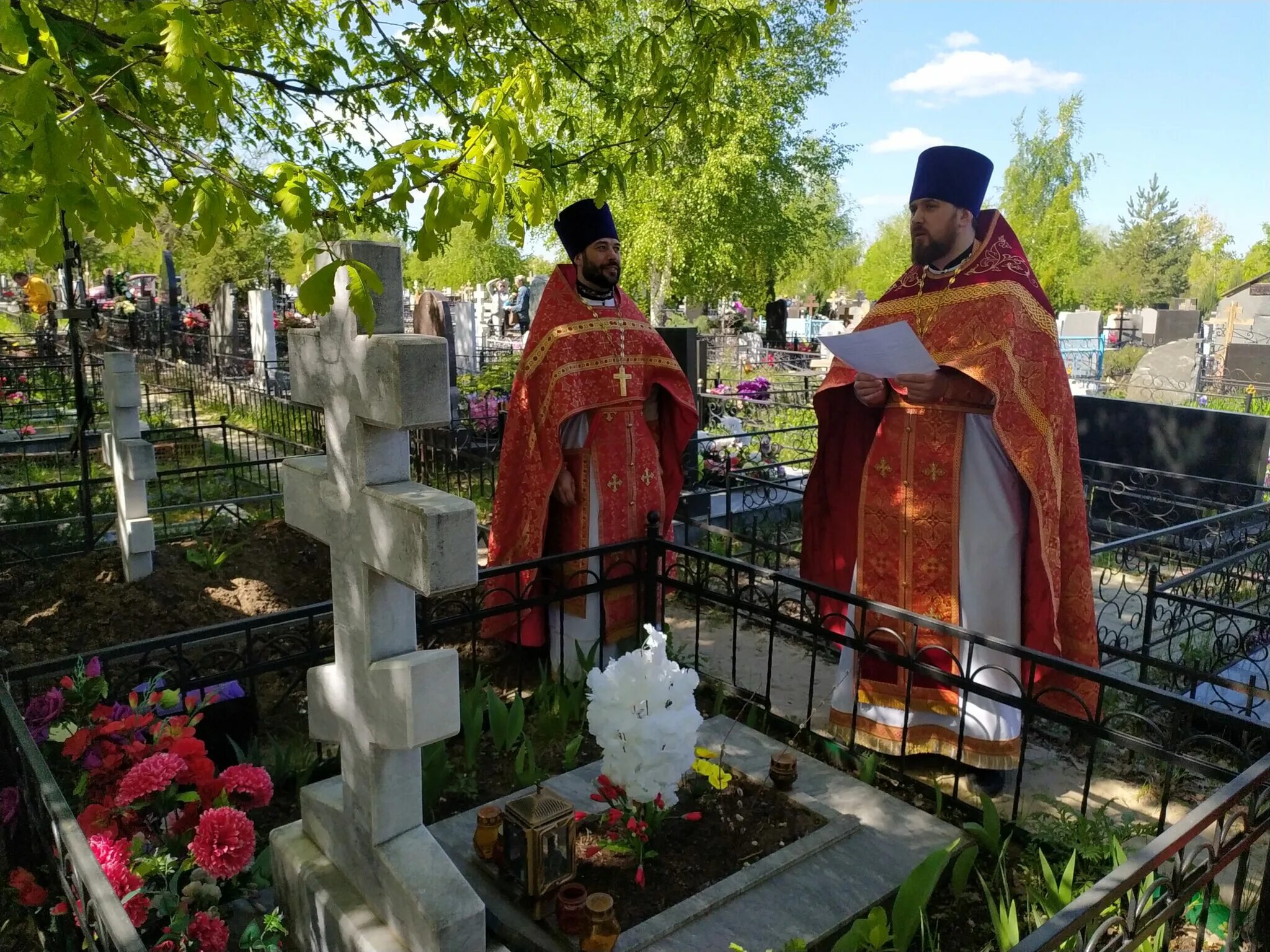 Радоница в саратовской области. Радоница кладбище священник. Елшанское кладбище Церковь. Кладбище Ливны Радоница. Пасха на кладбище.