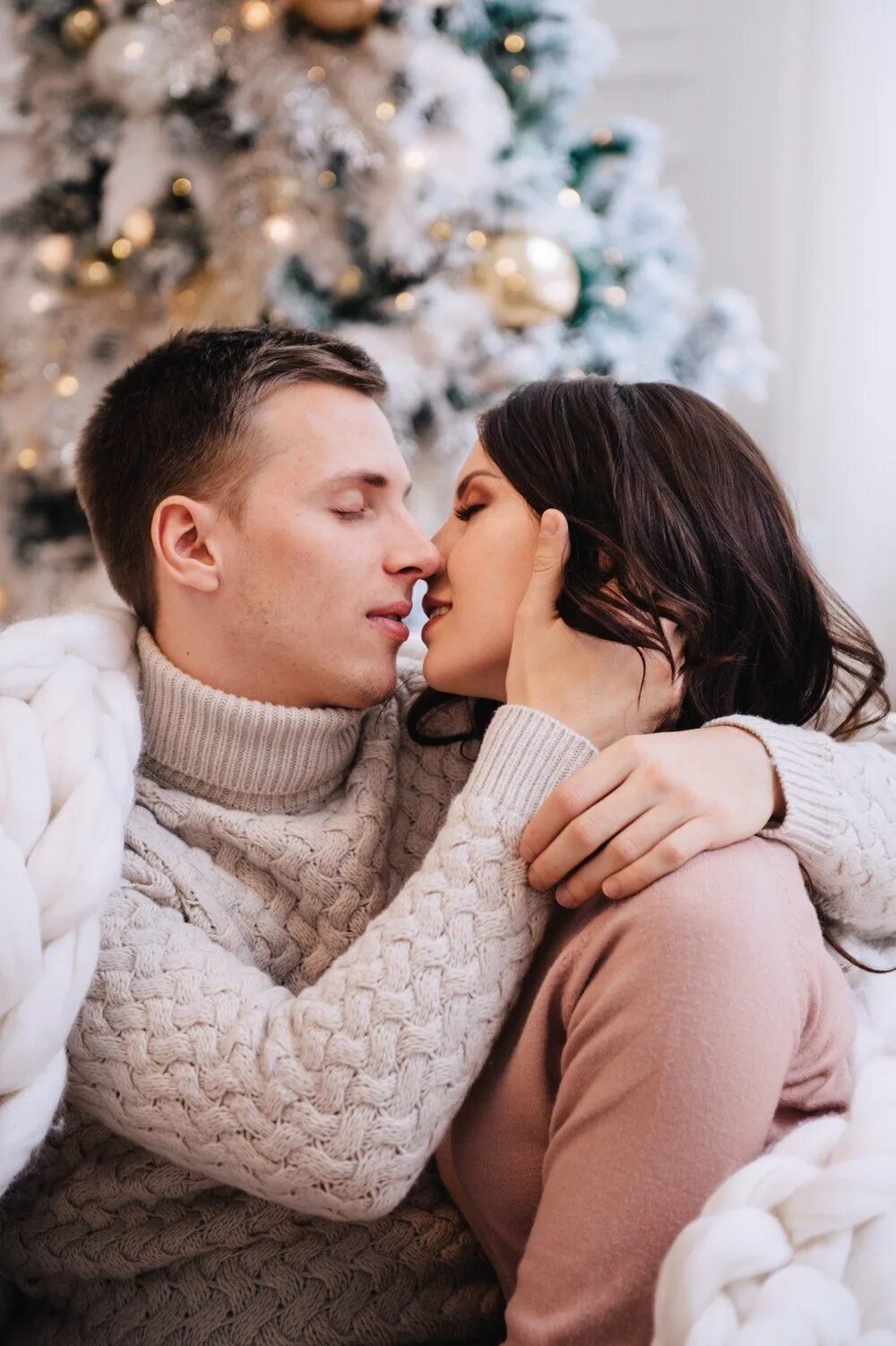 новогодняя фотосессия в студии. влюбленные в новогоднюю ночь. новогодняя фотосессия в студии пара. новогодняя фотосессия в студии пара. новогодние майки парные.