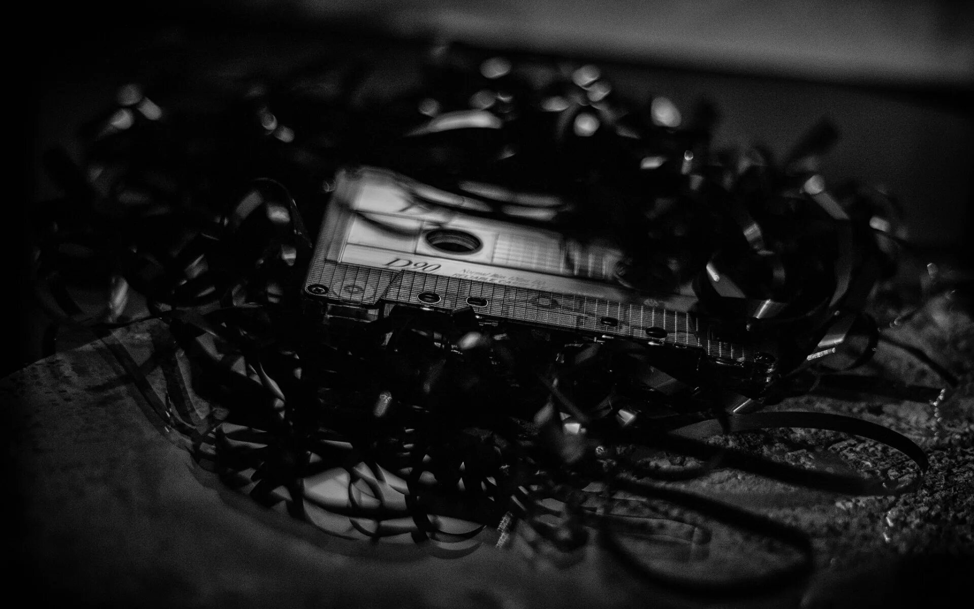Музыка черные игры. Кассеты музыкальные Эстетика. Музыкальная кассета обложка. Черно белая кассета. Зажеванная кассета.