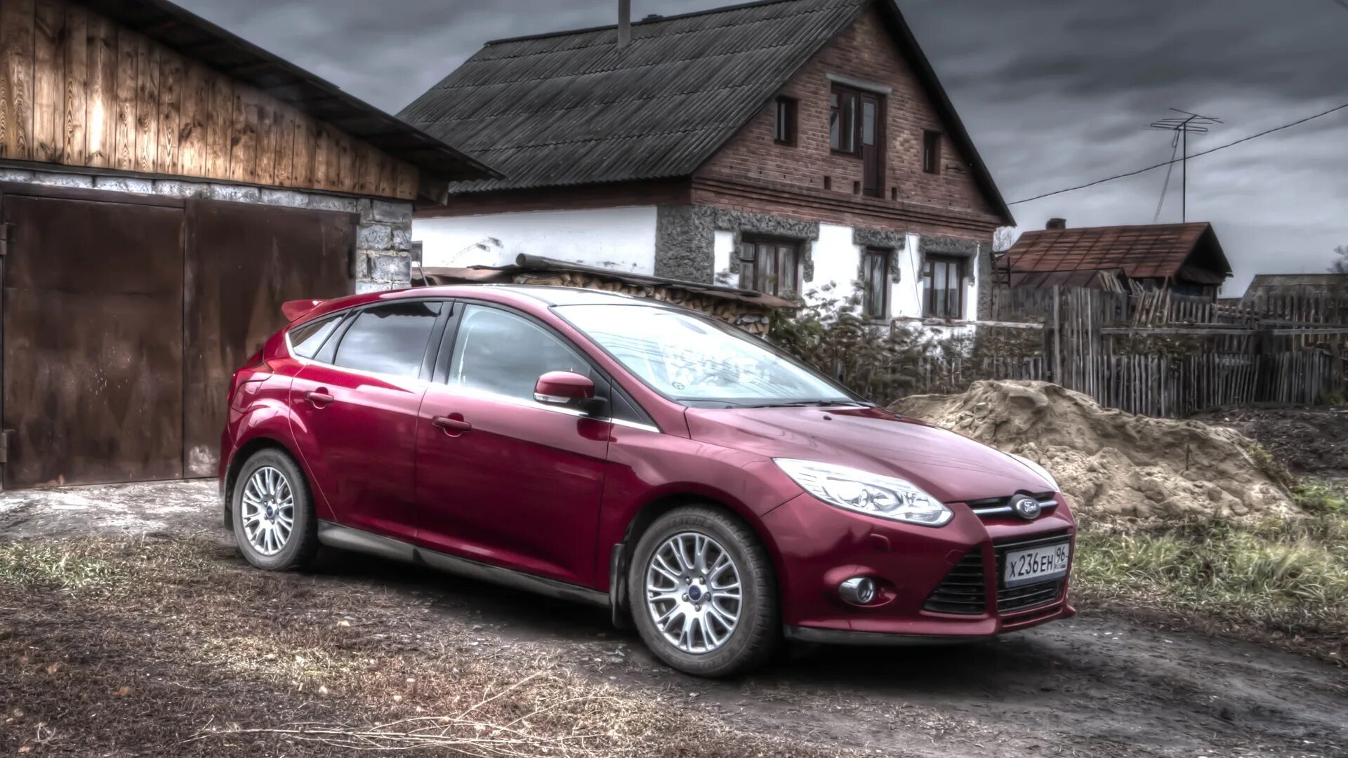 Форд фокус 2012 год хэтчбек. Ford Focus 3 хэтчбек Titanium. Красный Форд фокус хэтчбек Титаниум. Ford Focus бордовый Hatchback. Форд фокус хэтчбек за 2012.