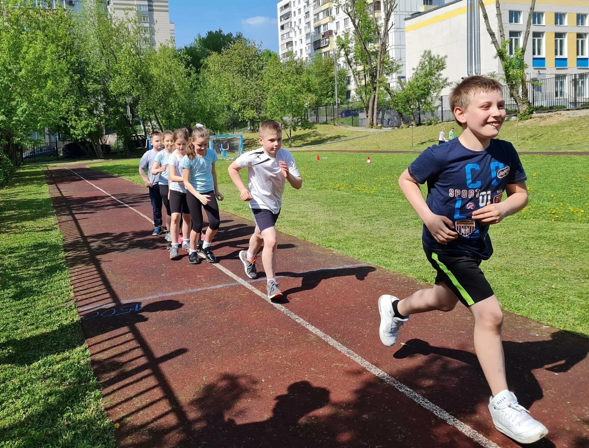 Бросок набивного мяча гто. Бег на 30 м гто. бег 30 метров дети. метание в школе. мяч для метания.