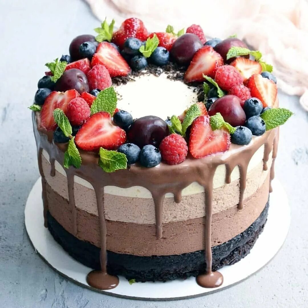 Украшение торта. Украшение торта ягодами. Декор торта ягодами. Украшение торта клубникой и голубикой. Красиво украшенные торты фото