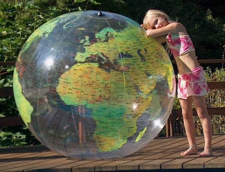 Мяч земля большой. Шар в виде глобуса. Воздушные шары в виде земли. Планета земля в виде шара. Шар в виде земли большой.