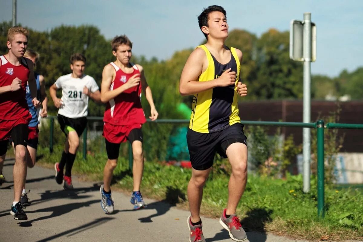 Силовая бегуна. Физическая культура бег. Физическая подготовка бег. Занятие спортом подростки. Выносливость это в физкультуре.