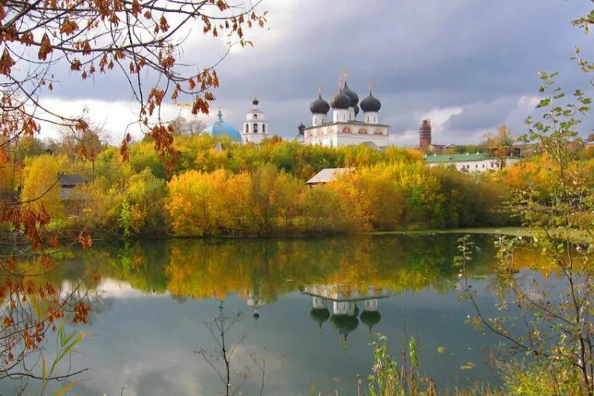 Осень храм в Кирове. Город Киров Вятка. Киров Вятка пейзаж. Вятка город осень.