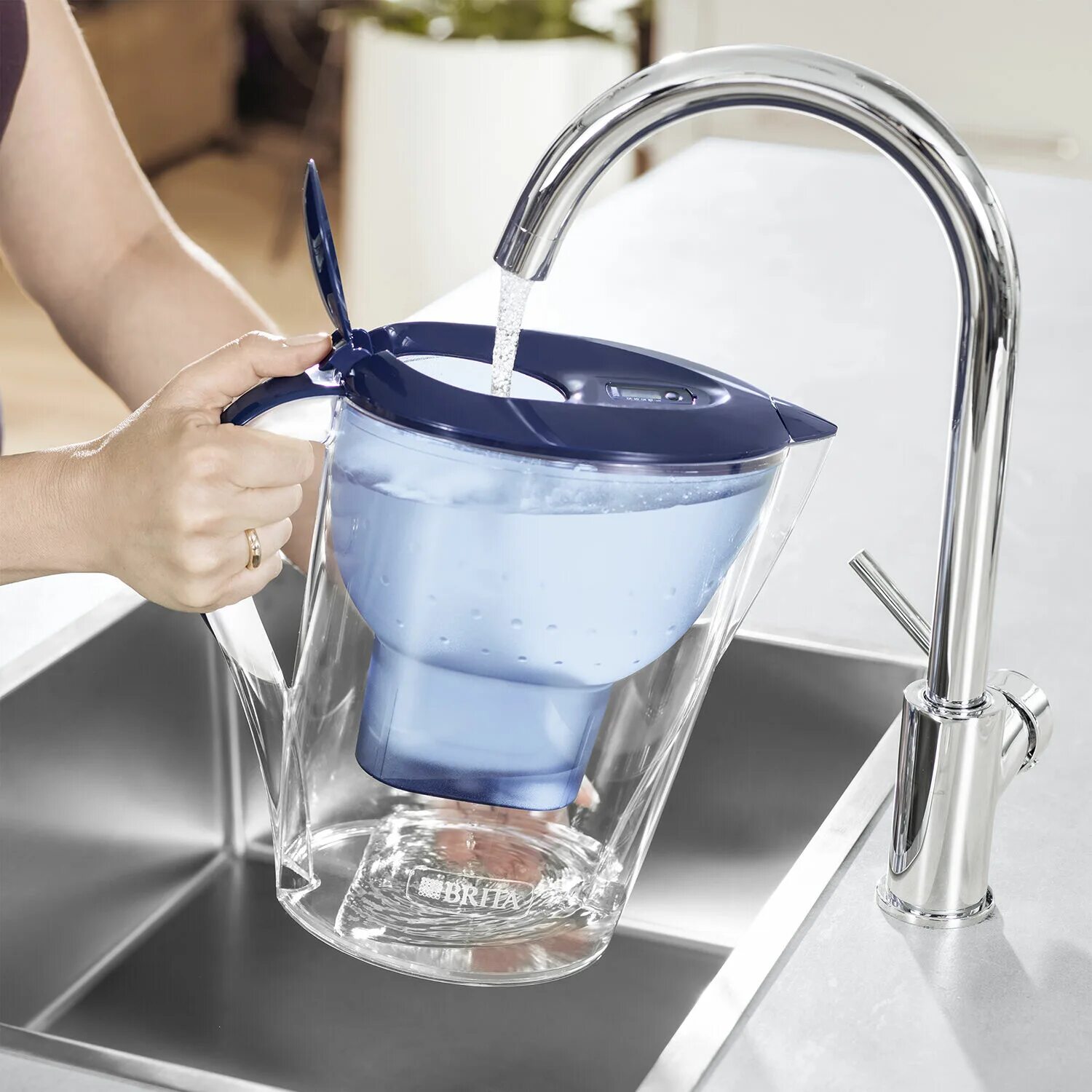 Фильтр для воды против. Brita 33 фильтр для воды. Аквафор Brita 3,51. Кувшин Brita. Фильтрование воды кувшин.