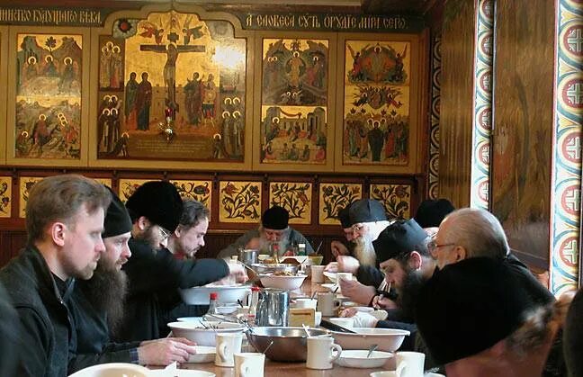 Пост ограничения в еде. Трапеза в монастыре. трапеза в церкви. трапеза в великий пост. монахи в трапезной.