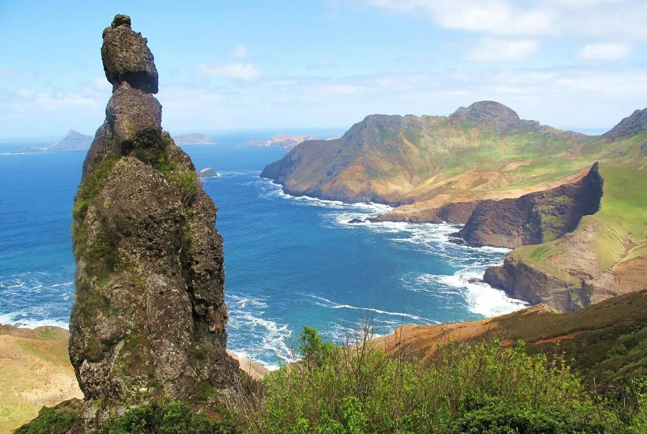 Остров робинзона крузо чили. Остров робинзона. Хуан фернандес остров робинзона. Хуан фернандес остров робинзона крузо. Остров робинзона.