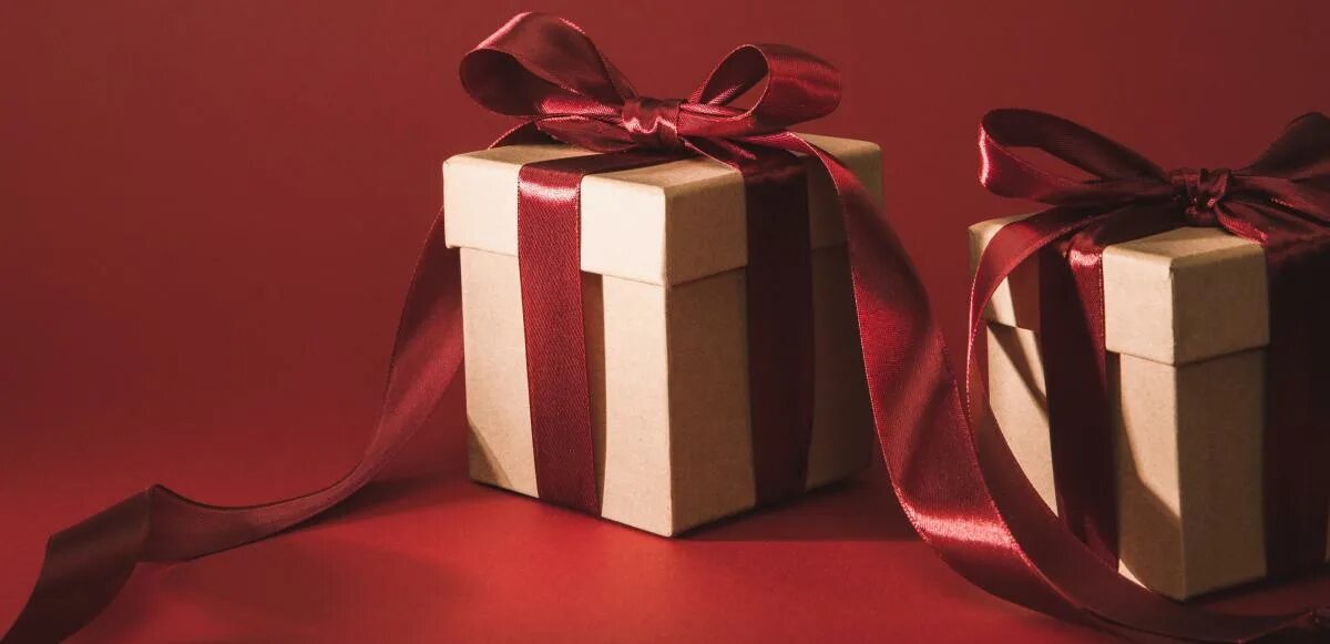 гора подарков. подарок на ваш заказ. нужный подарок. подарок слово. грузовая машина с подарком.